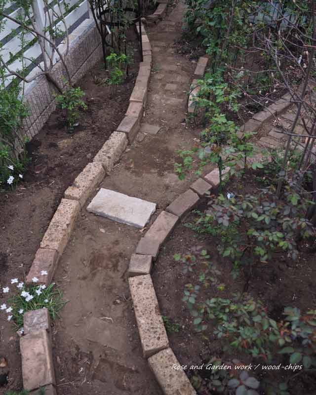 バラの庭とレンガの小道